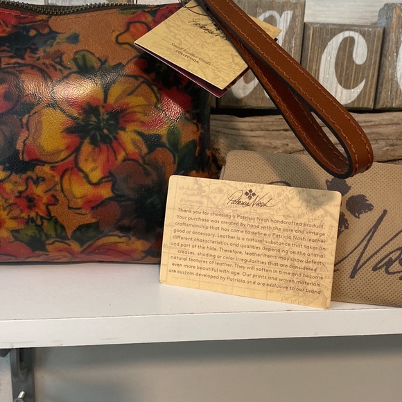NWT Gorgeous Patricia Nash Wristlet 9w 7 length - Picture 3 of 5
